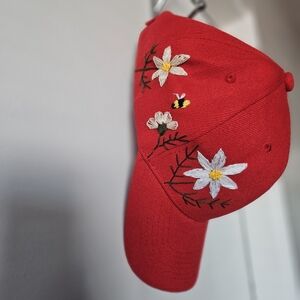 💥🆕️Red Cap with Bee and flowers Embroidery – Adjustable (One Size)